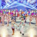 Showbild Finale von Holiday on Ice mit bunten Kostümen