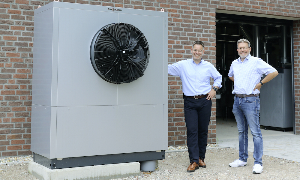 Stefan Schumeckers und Erik Ix vor einer neuen Wärmeanlage.