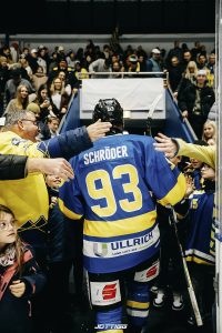 Eishockey-Spieler der Grefrath Phoenix beim Gang durch die Menge in die Kabine.