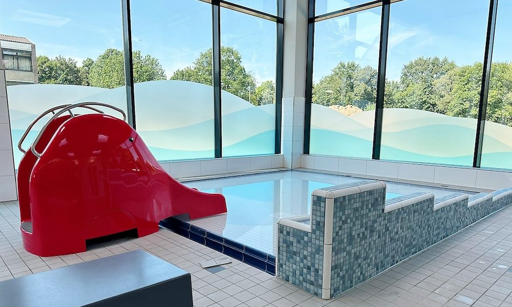 Rutsche als Elefant am Kinderbecken in der neuen Lehrschwimmhalle in Grefrath