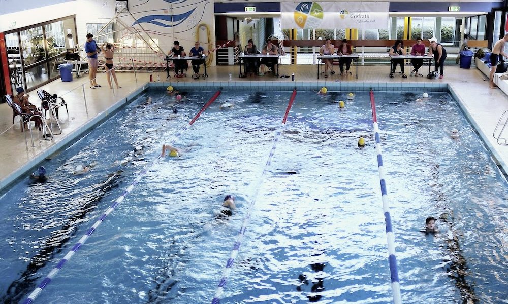 Blick ins Schwimmbad in Grefrath zum 24-Stunden-Schwimmen