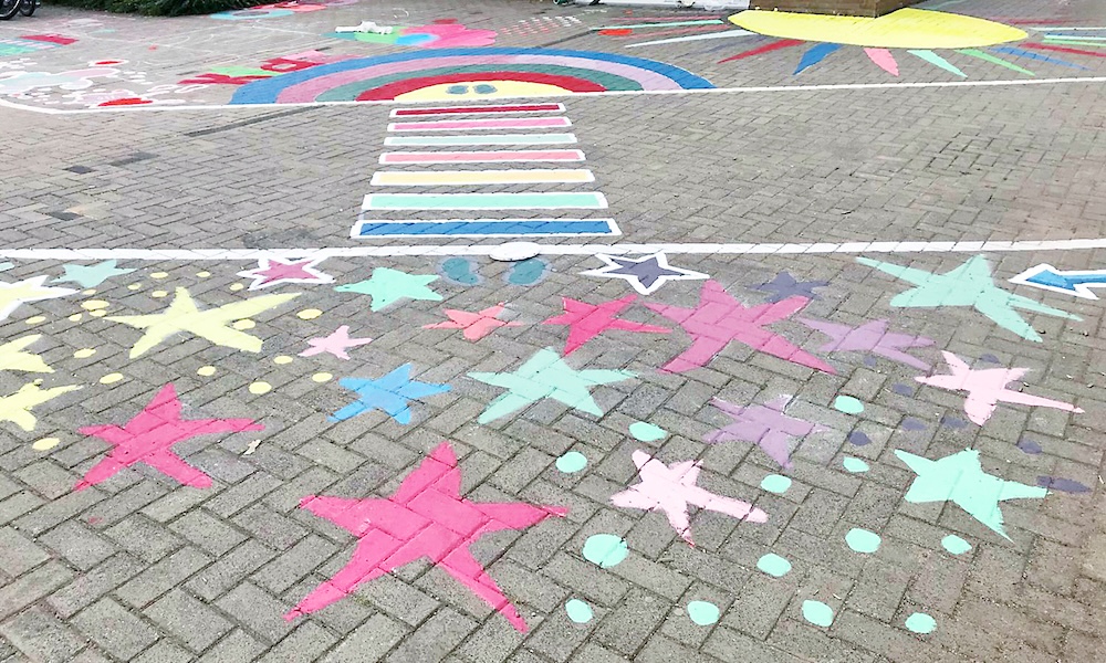 Bunte Sterne auf dem Asphalt