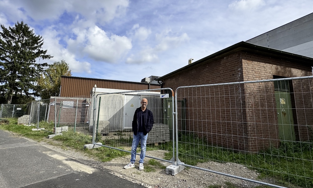 Mitarbeiter der Gemeindewerke steht vor einer Anlage in Grefrath