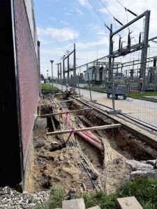 Auch im Außenbereich des Umspannwerks wird viel verändert. Neue Leitungen sind erforderlich.