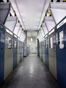 Blick in das Umspannwerk Grefrath mit der alten Technik, die viel Platz in Anspruch nahm.