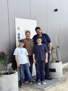 Familie Draack vor der großen Halle der eigenen Firma.