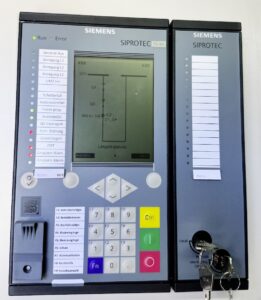 Digitale neue Technik im Umspannter, Blick auf ein Display