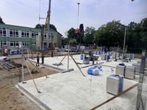 Noch wird am Hallenbad Grefrath gebaut. Das schränkt den Zugang ein.