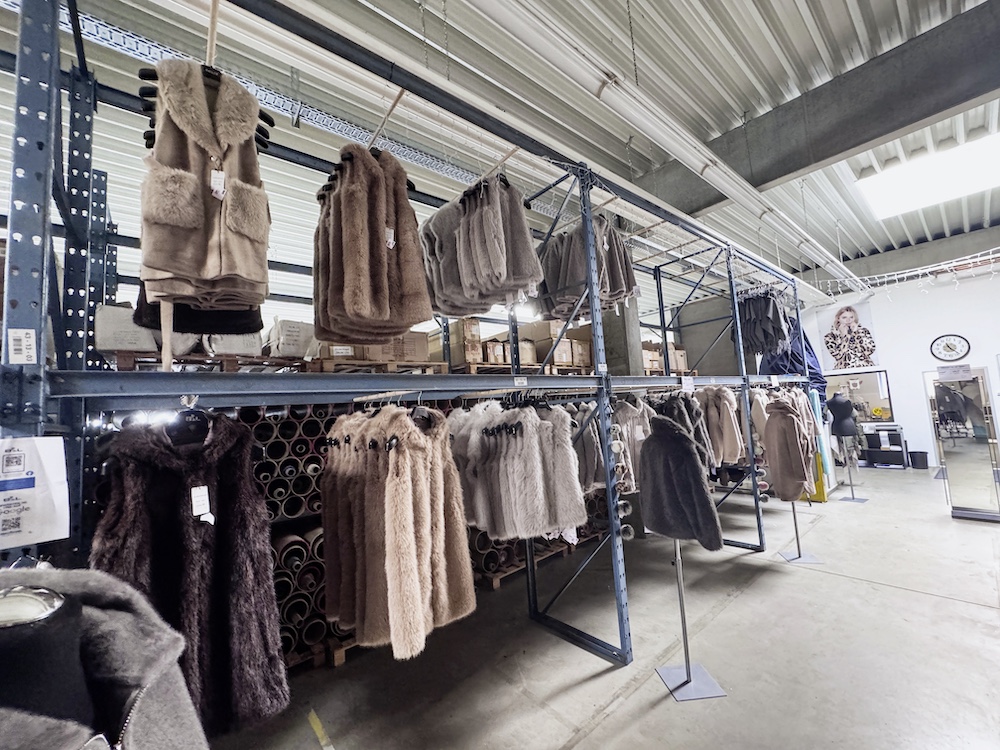 Blick auf das Mode-Angebot von Blümlein & Lang aus Grefrath.
