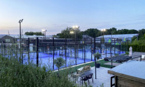 Auch bei Flutlich lässt es sich gut spielen auf der Padel-Anlage in Grefrath